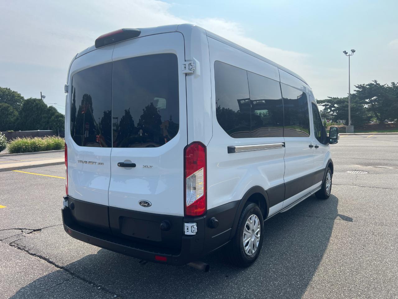 Ford Transit 350 Wagon Med. Roof XL w/Sliding Pass. 148-in. WB 2024