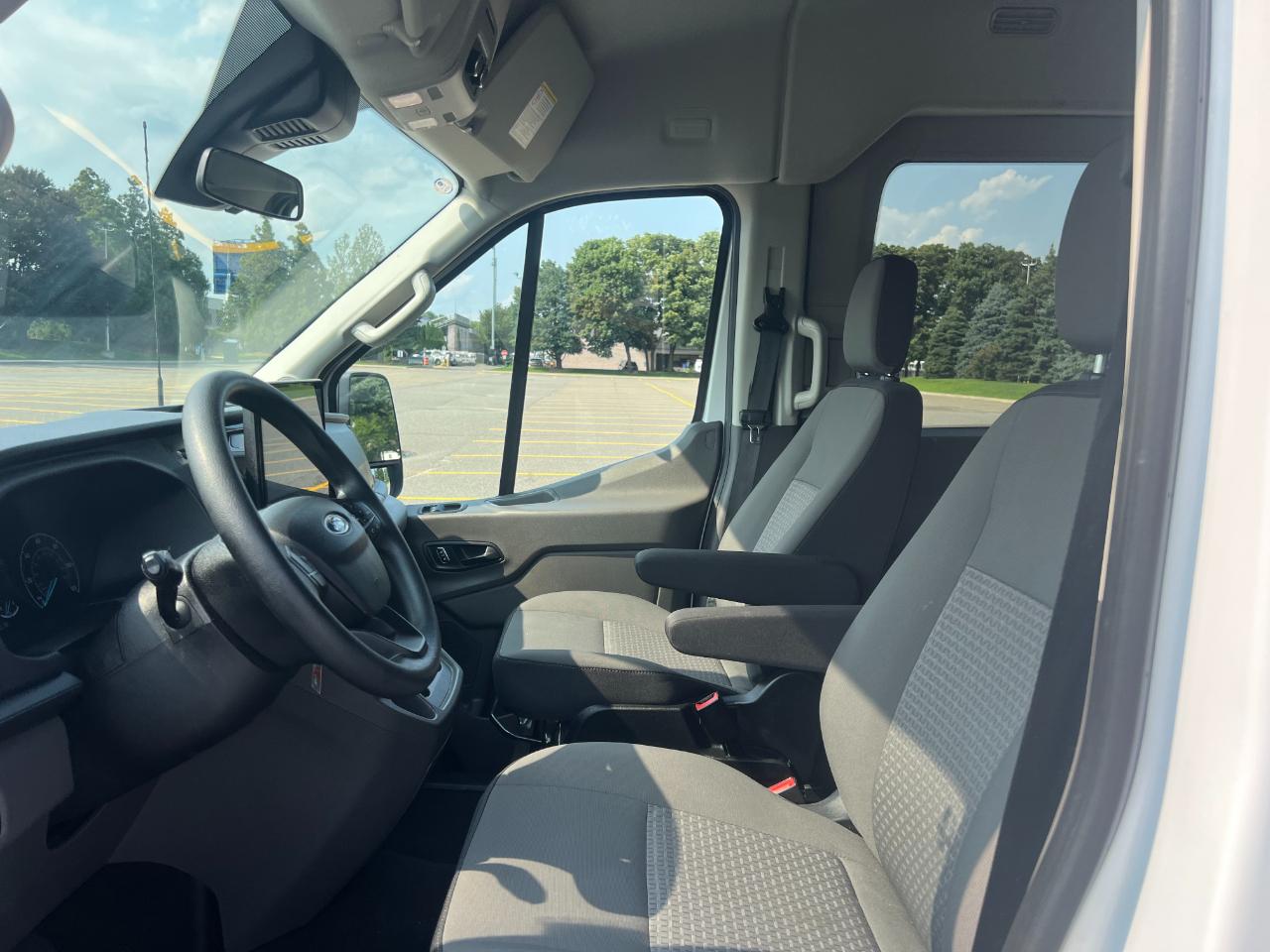 Ford Transit 350 Wagon Med. Roof XL w/Sliding Pass. 148-in. WB 2024
