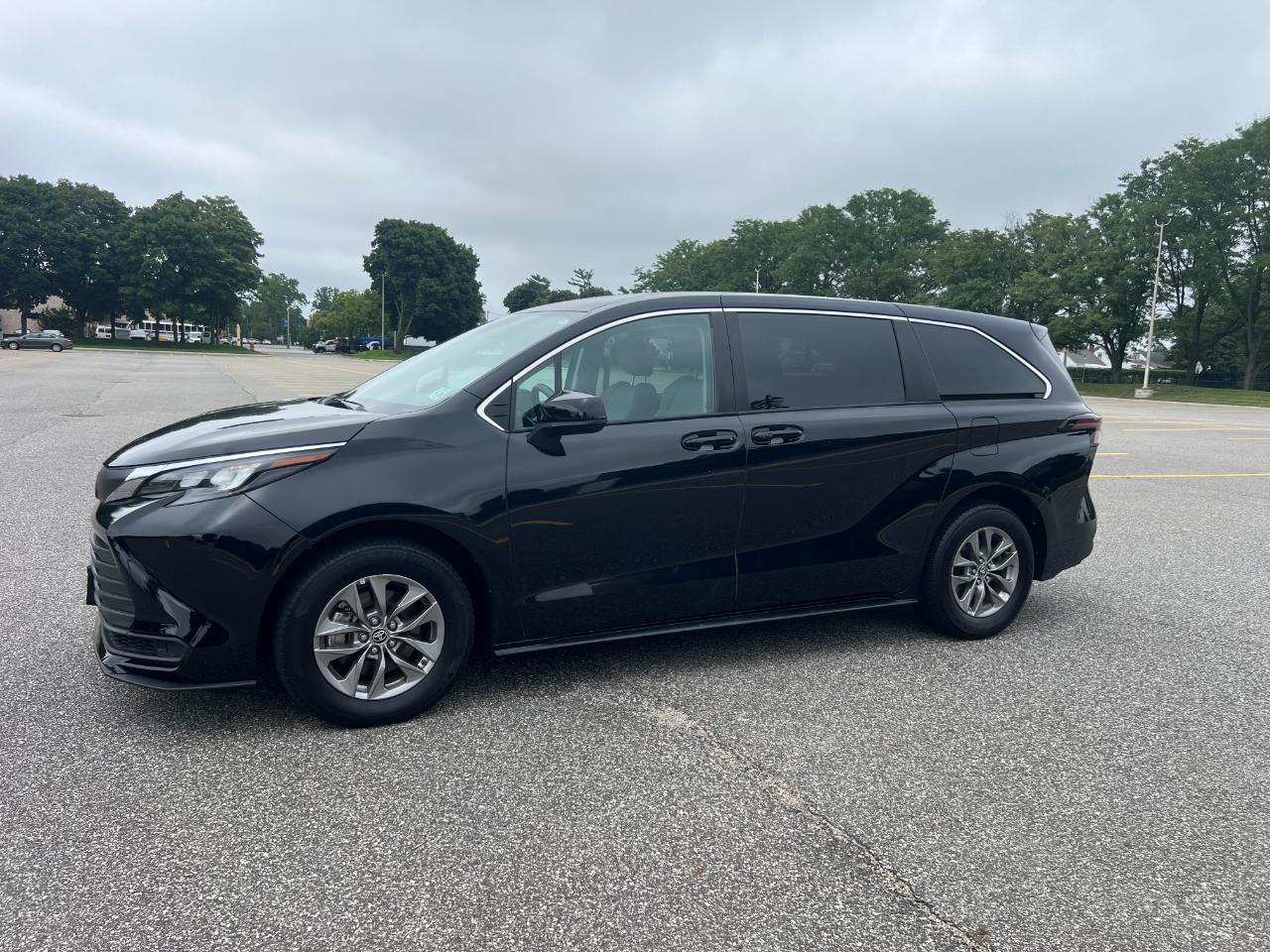 Toyota Sienna LE 8-Passenger 2024