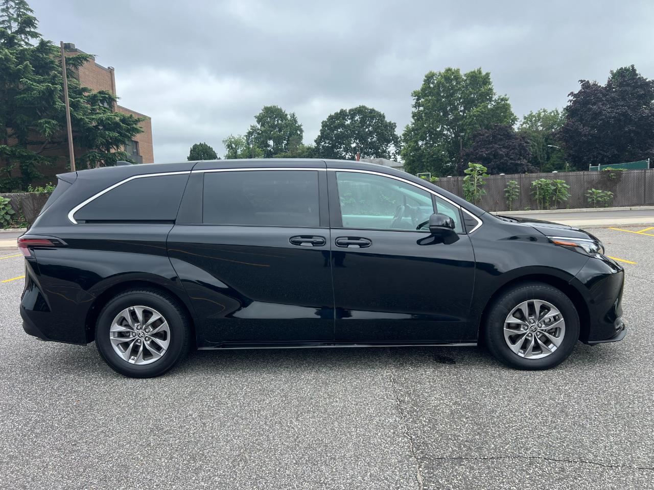 Toyota Sienna LE 8-Passenger 2024
