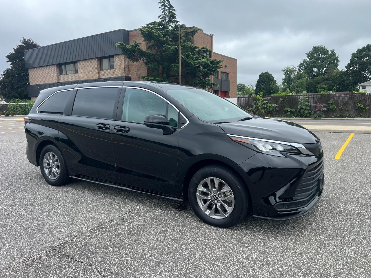 Toyota Sienna LE 8-Passenger 2024