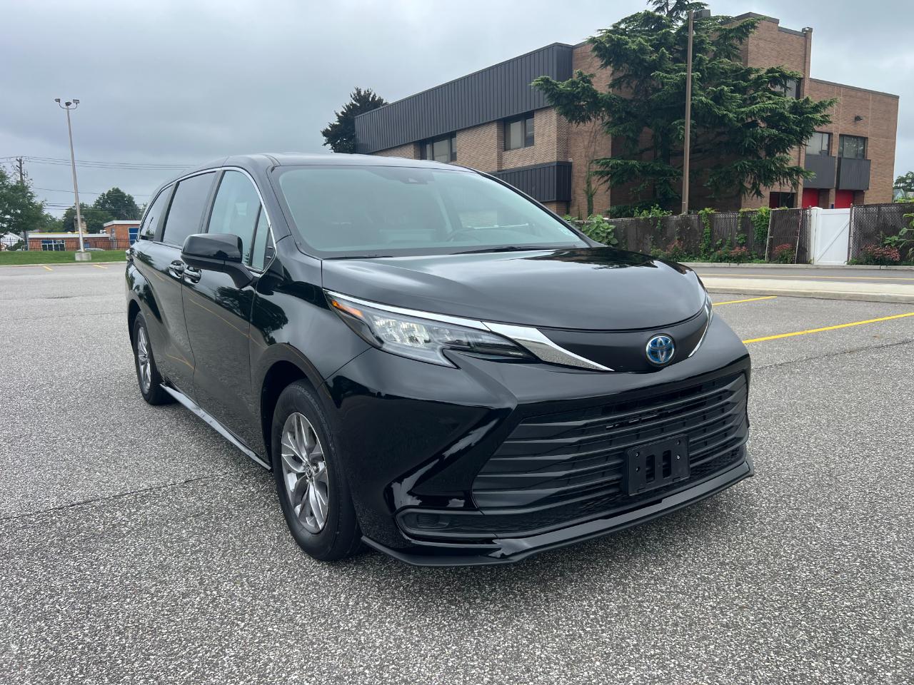 Toyota Sienna LE 8-Passenger 2024