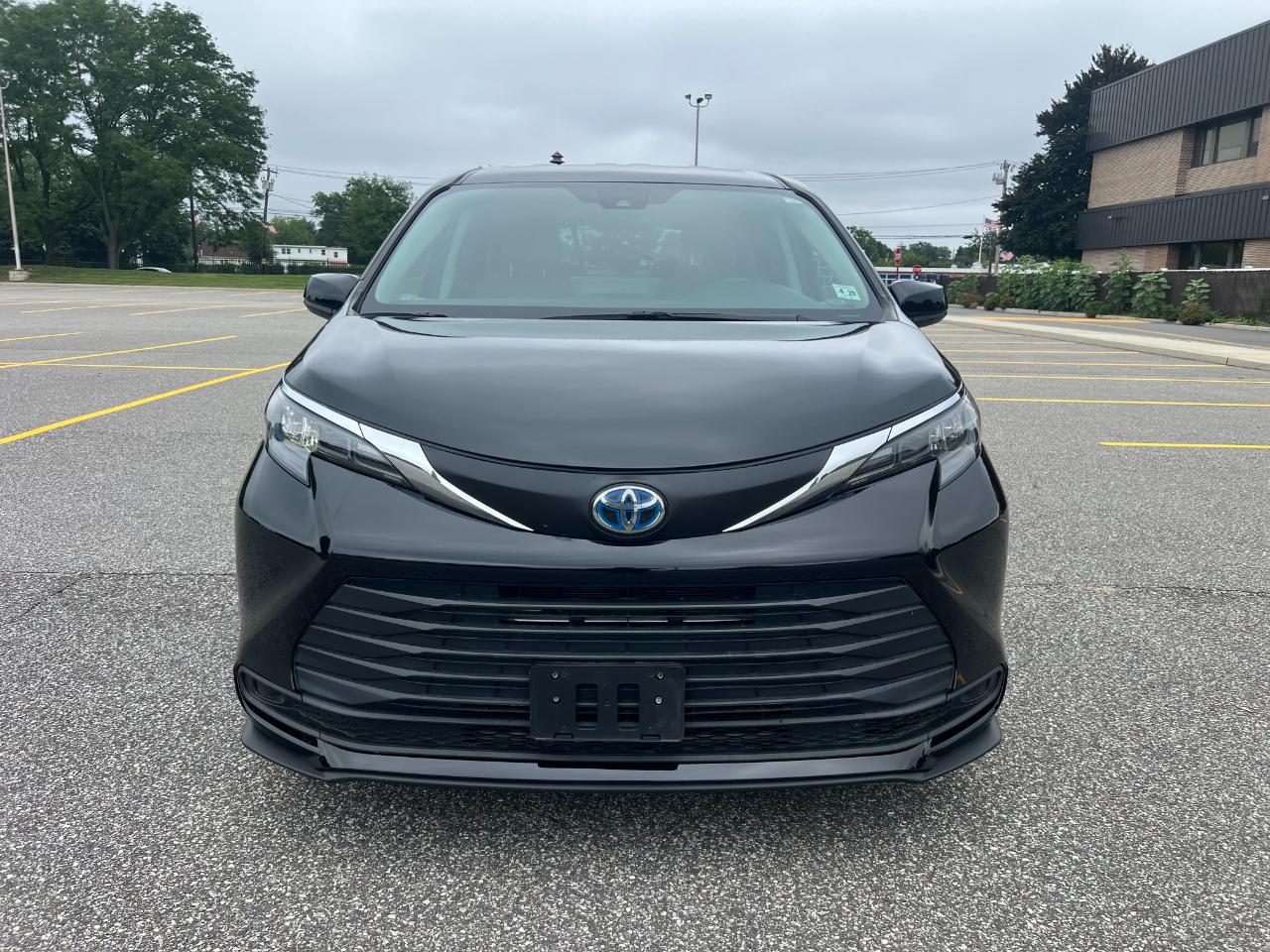 Toyota Sienna LE 8-Passenger 2024