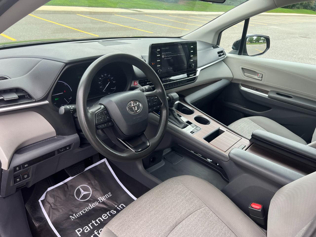 Toyota Sienna LE 8-Passenger 2024