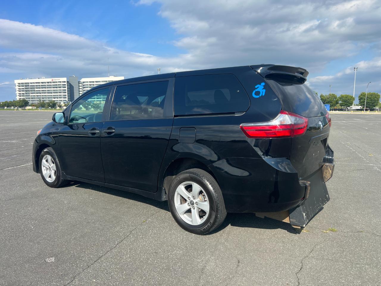 Toyota Sienna LE 7-Passenger Mobility 2020