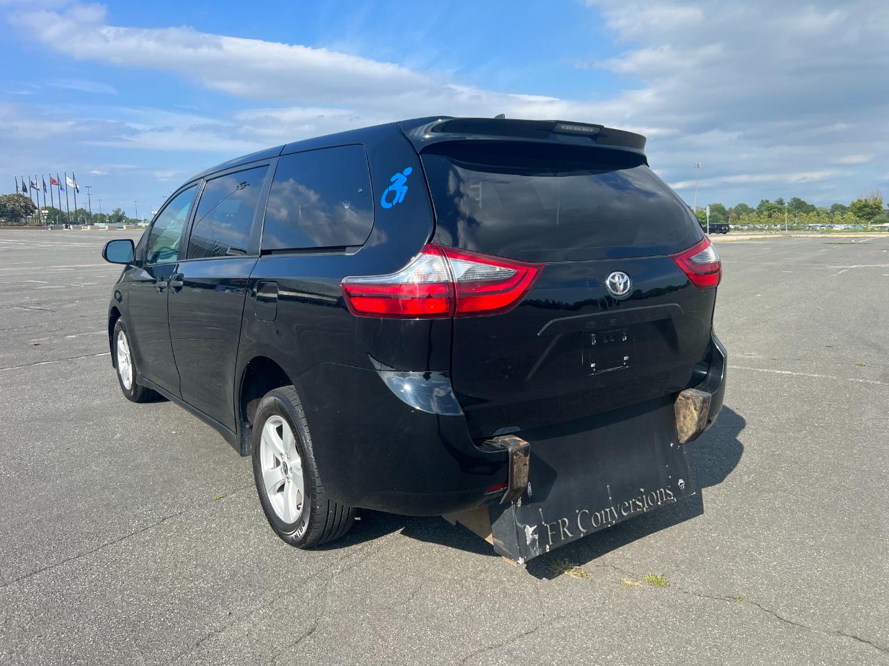 Toyota Sienna LE 7-Passenger Mobility 2020