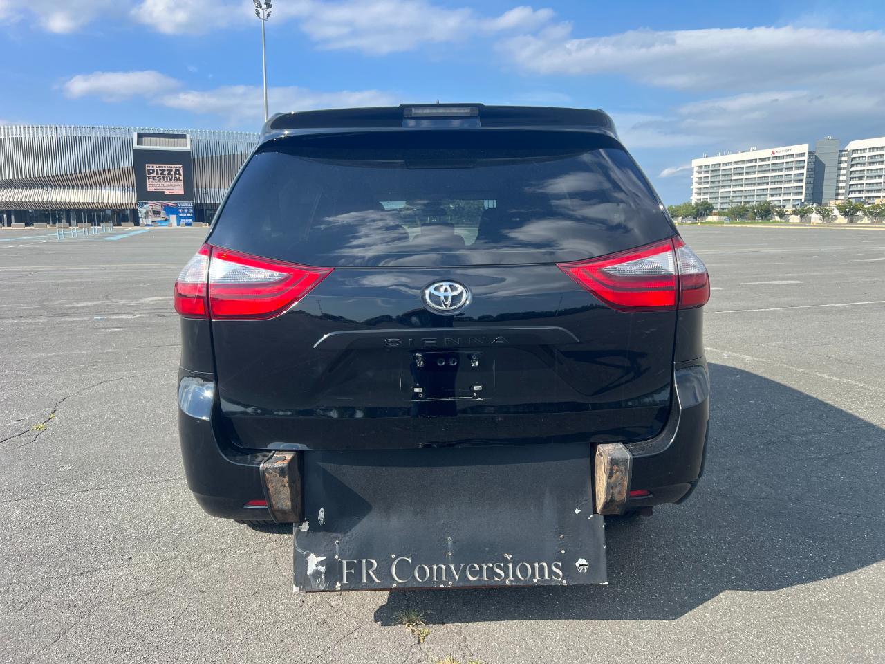 Toyota Sienna LE 7-Passenger Mobility 2020