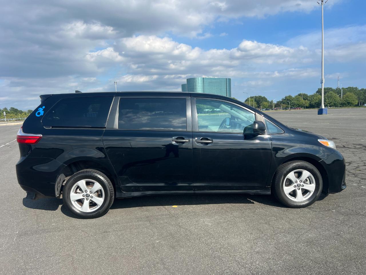 Toyota Sienna LE 7-Passenger Mobility 2020