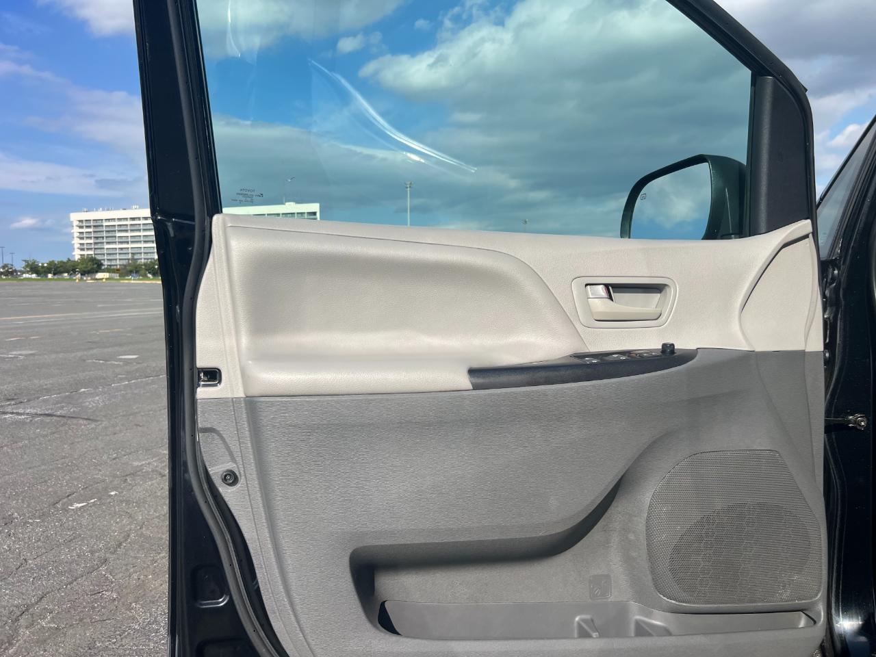 Toyota Sienna LE 7-Passenger Mobility 2020