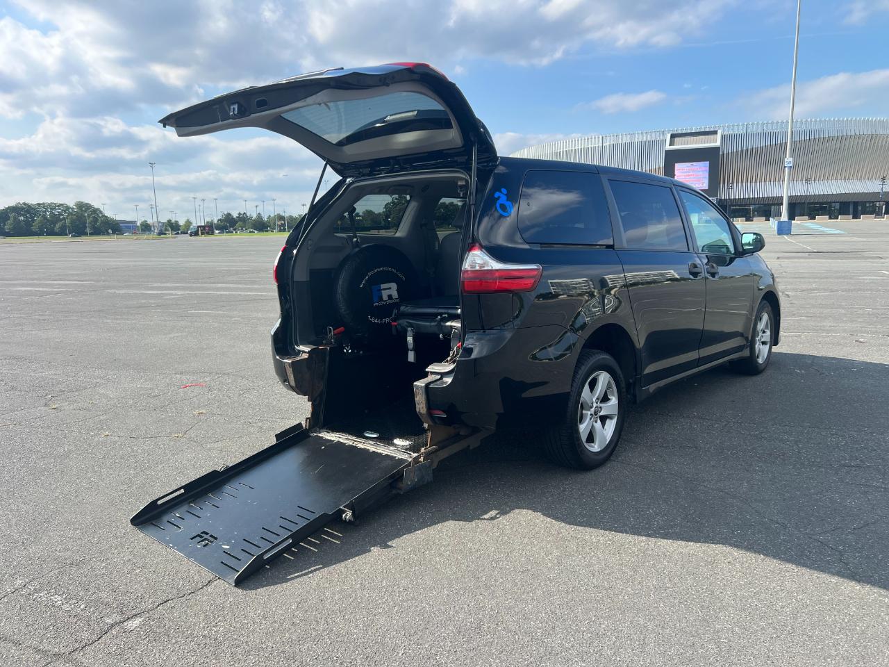 Toyota Sienna LE 7-Passenger Mobility 2020
