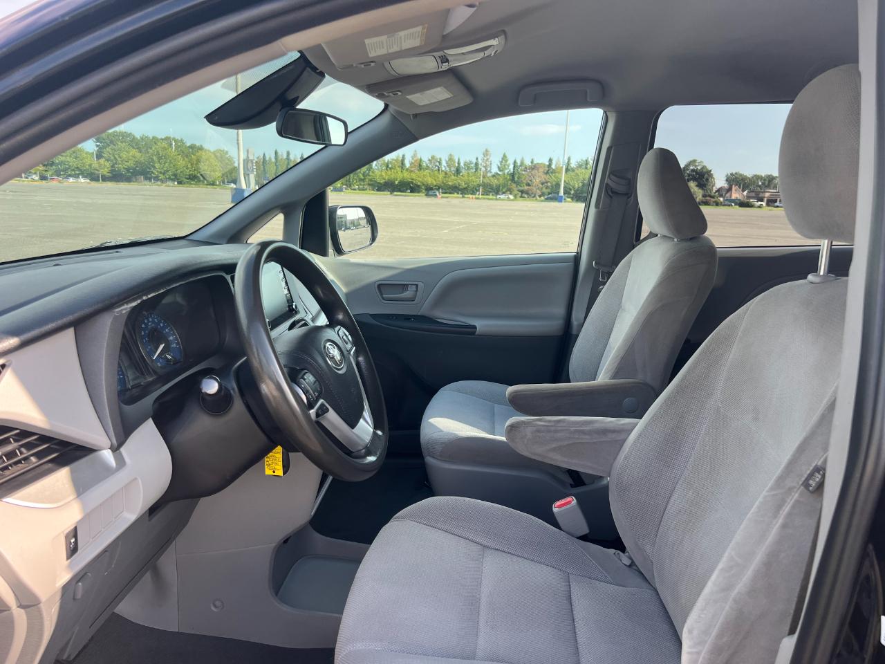 Toyota Sienna LE 7-Passenger Mobility 2020