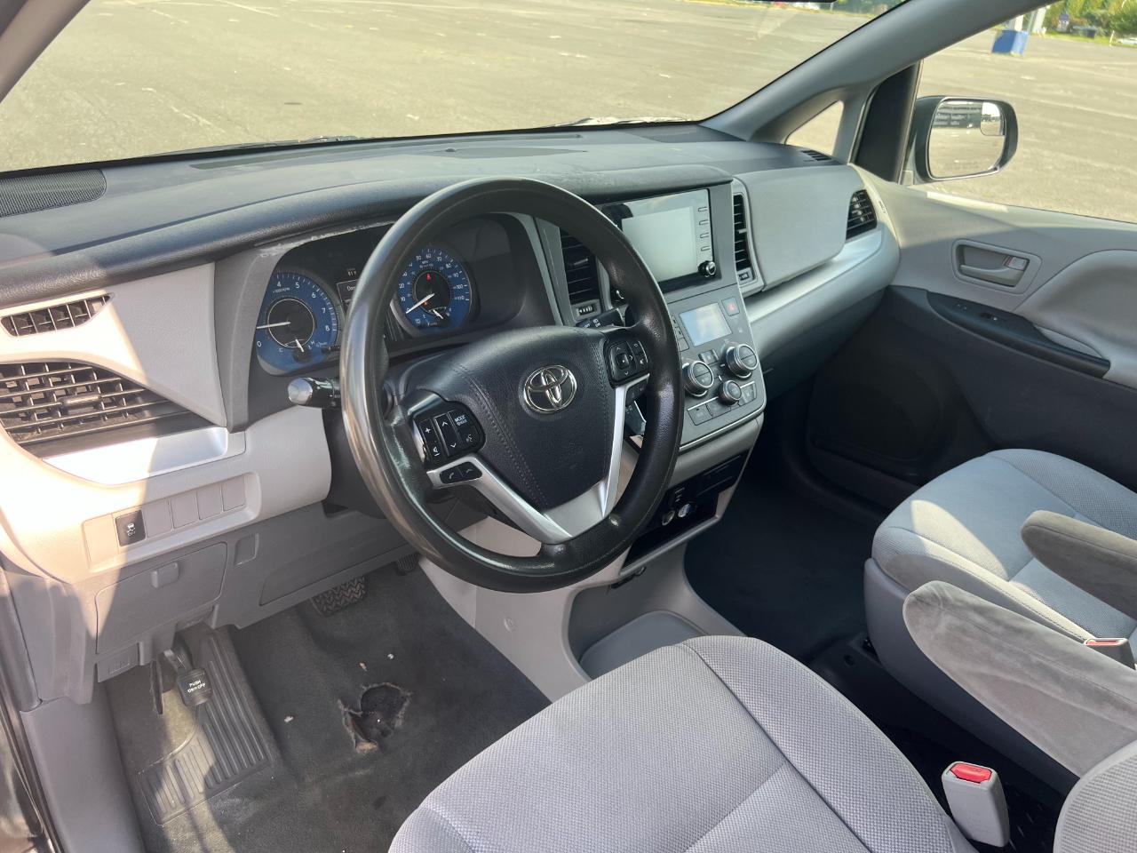 Toyota Sienna LE 7-Passenger Mobility 2020