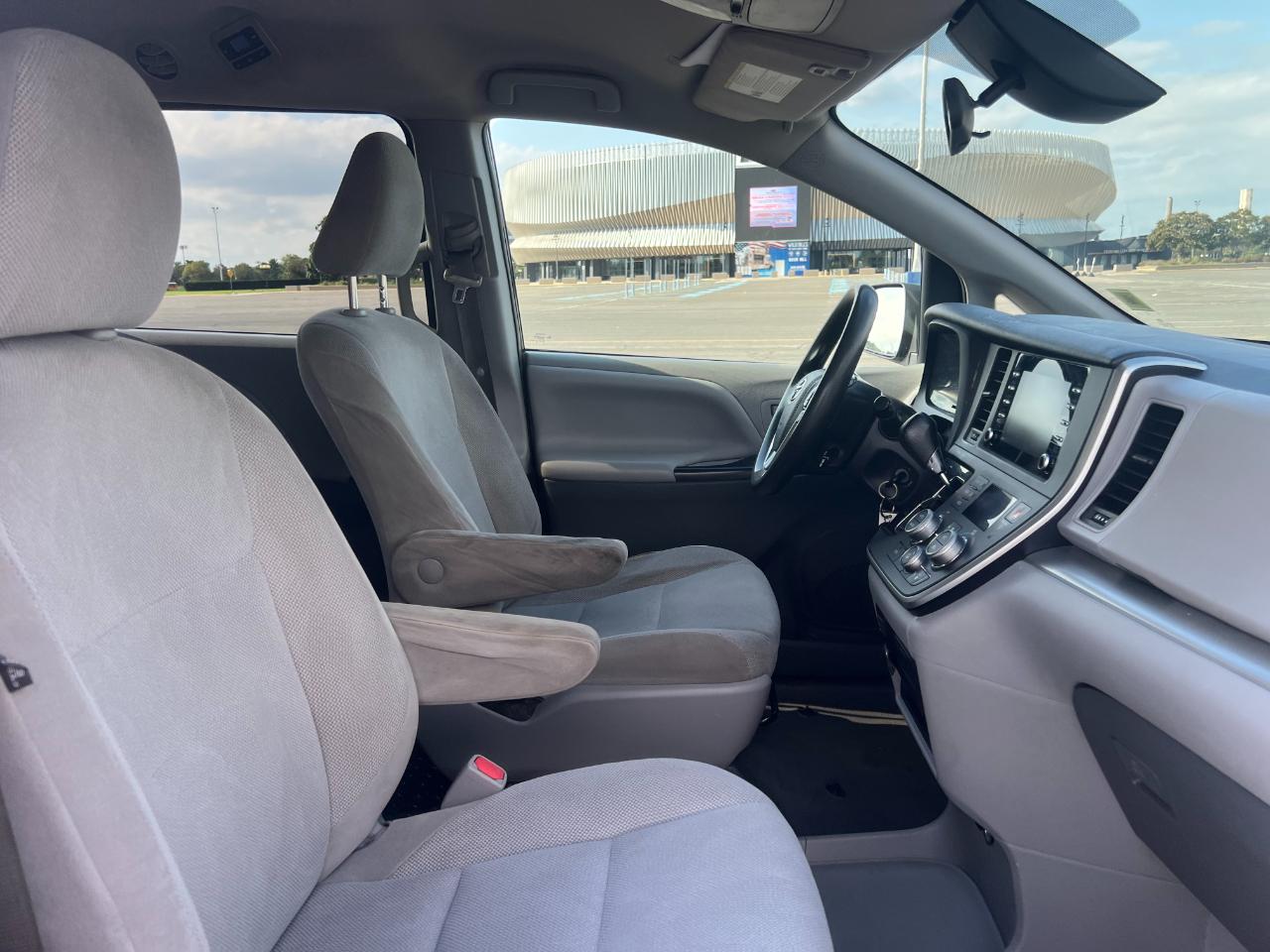 Toyota Sienna LE 7-Passenger Mobility 2020