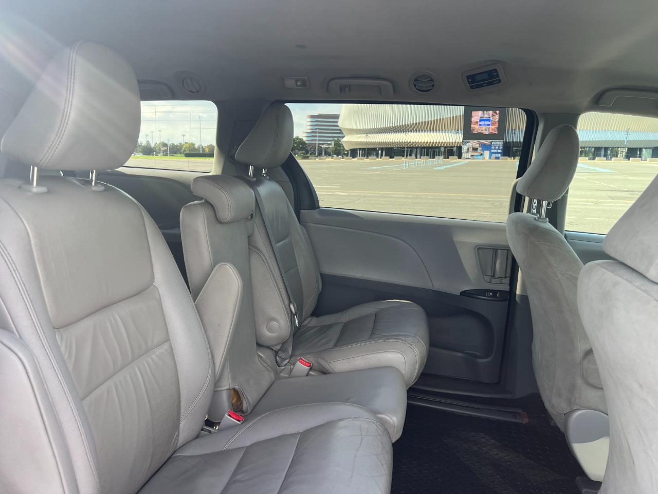 Toyota Sienna LE 7-Passenger Mobility 2020