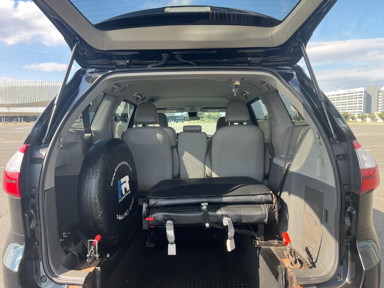 Toyota Sienna LE 7-Passenger Mobility 2020