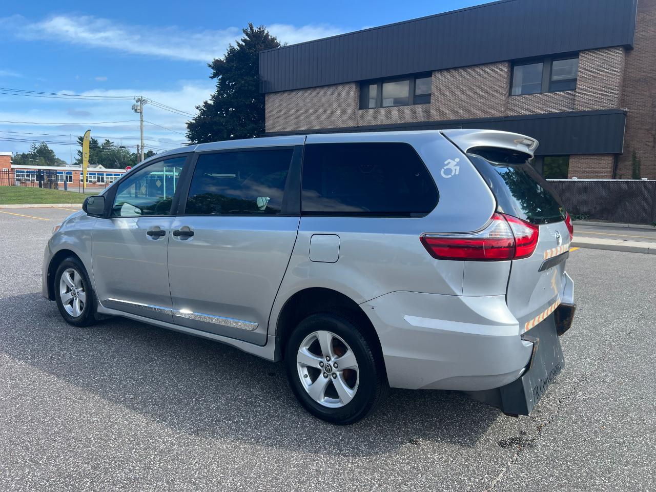 Toyota Sienna LE 7-Passenger Mobility 2020