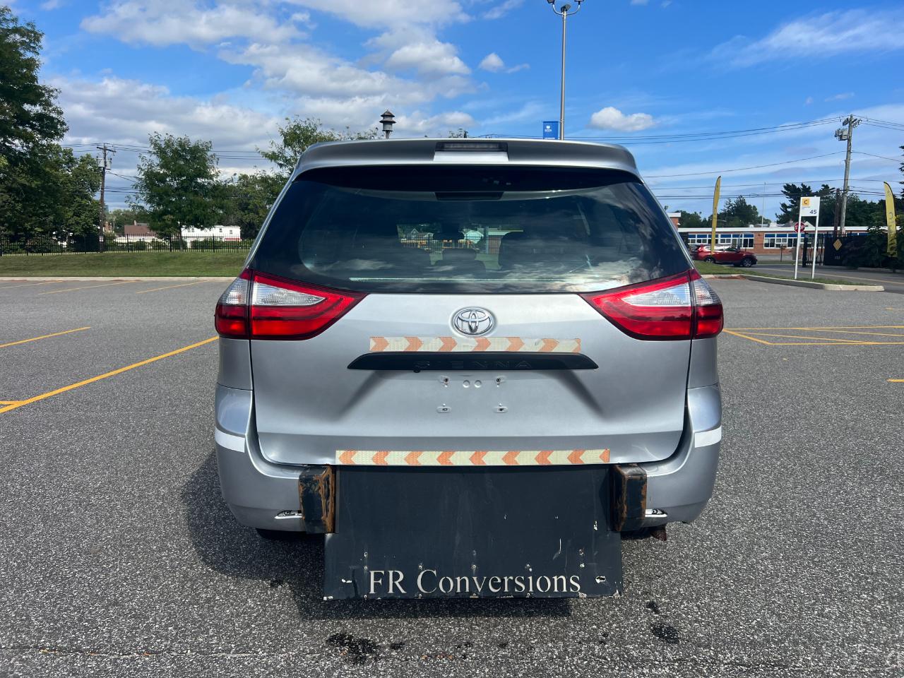 Toyota Sienna LE 7-Passenger Mobility 2020
