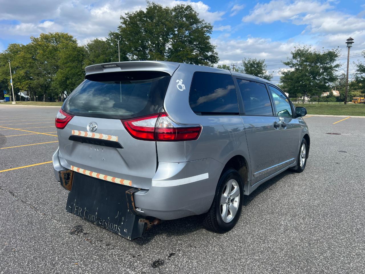 Toyota Sienna LE 7-Passenger Mobility 2020