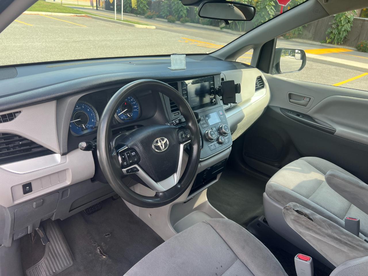 Toyota Sienna LE 7-Passenger Mobility 2020