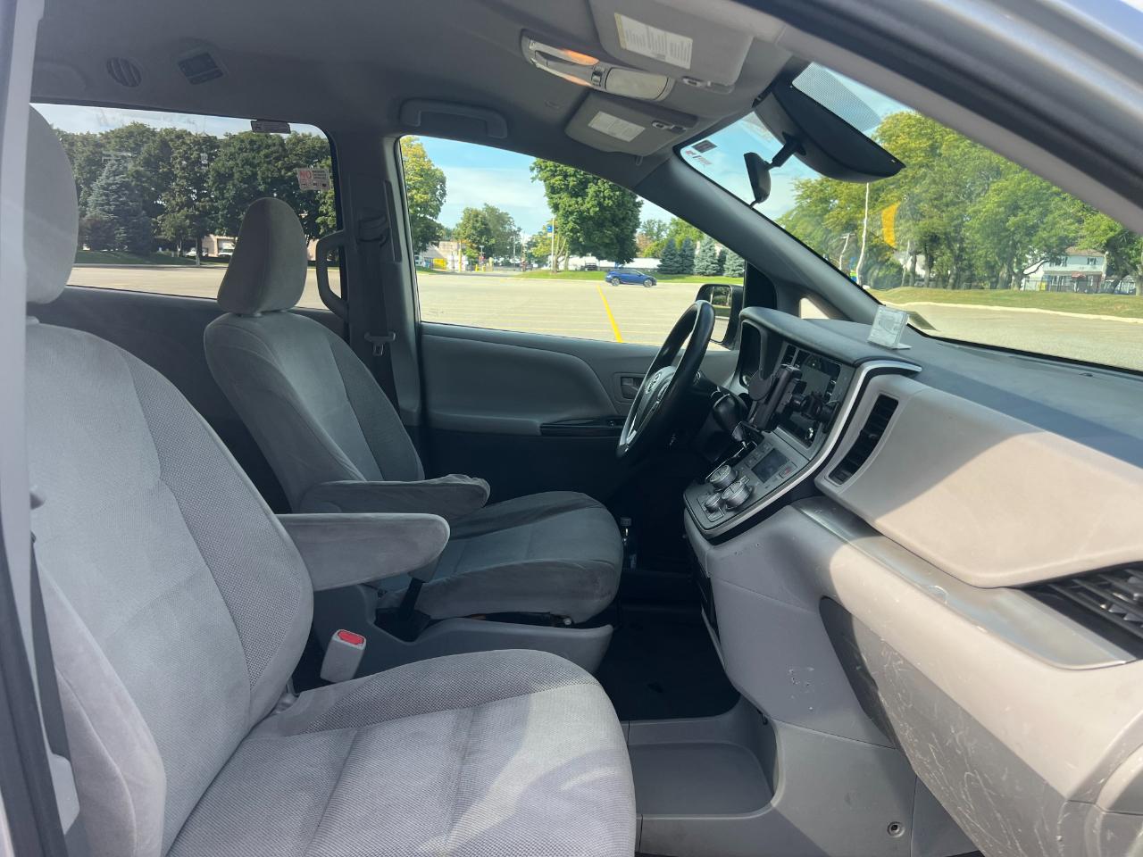 Toyota Sienna LE 7-Passenger Mobility 2020