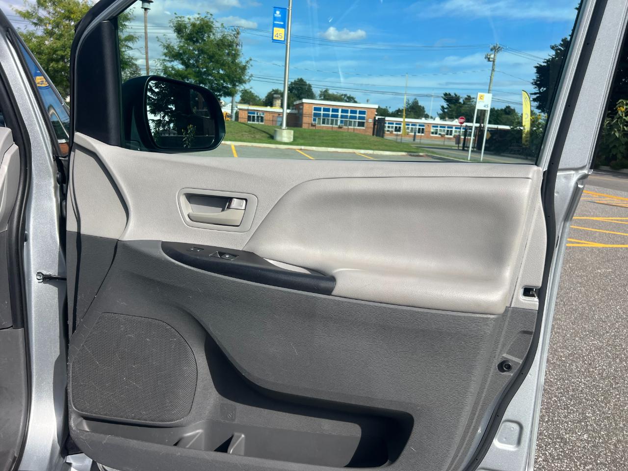 Toyota Sienna LE 7-Passenger Mobility 2020