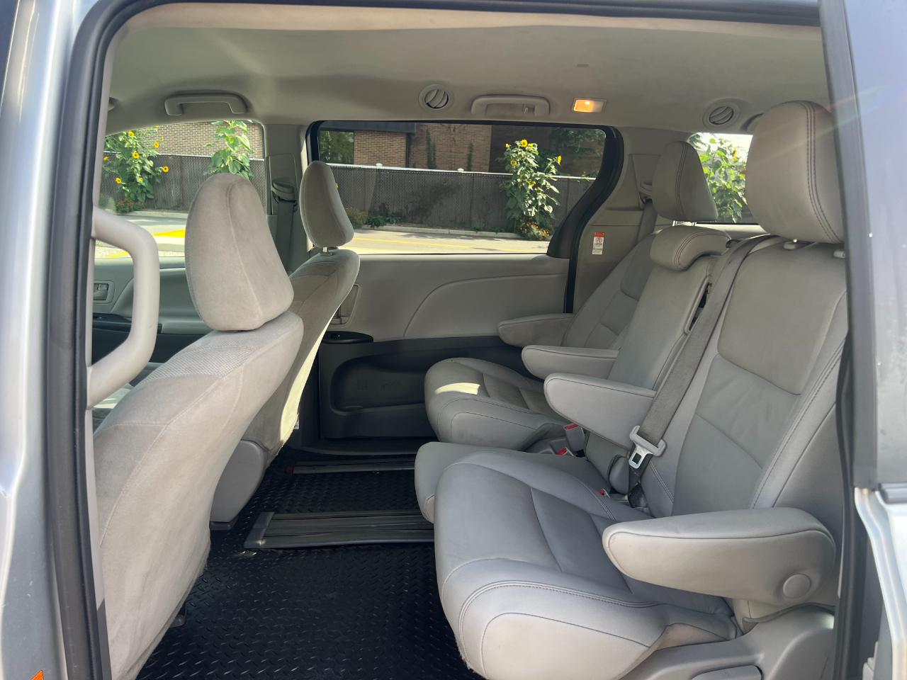 Toyota Sienna LE 7-Passenger Mobility 2020
