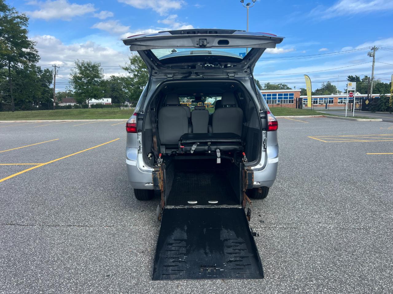 Toyota Sienna LE 7-Passenger Mobility 2020