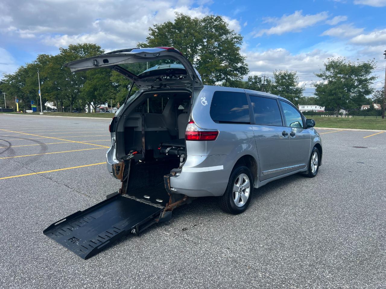 Toyota Sienna LE 7-Passenger Mobility 2020