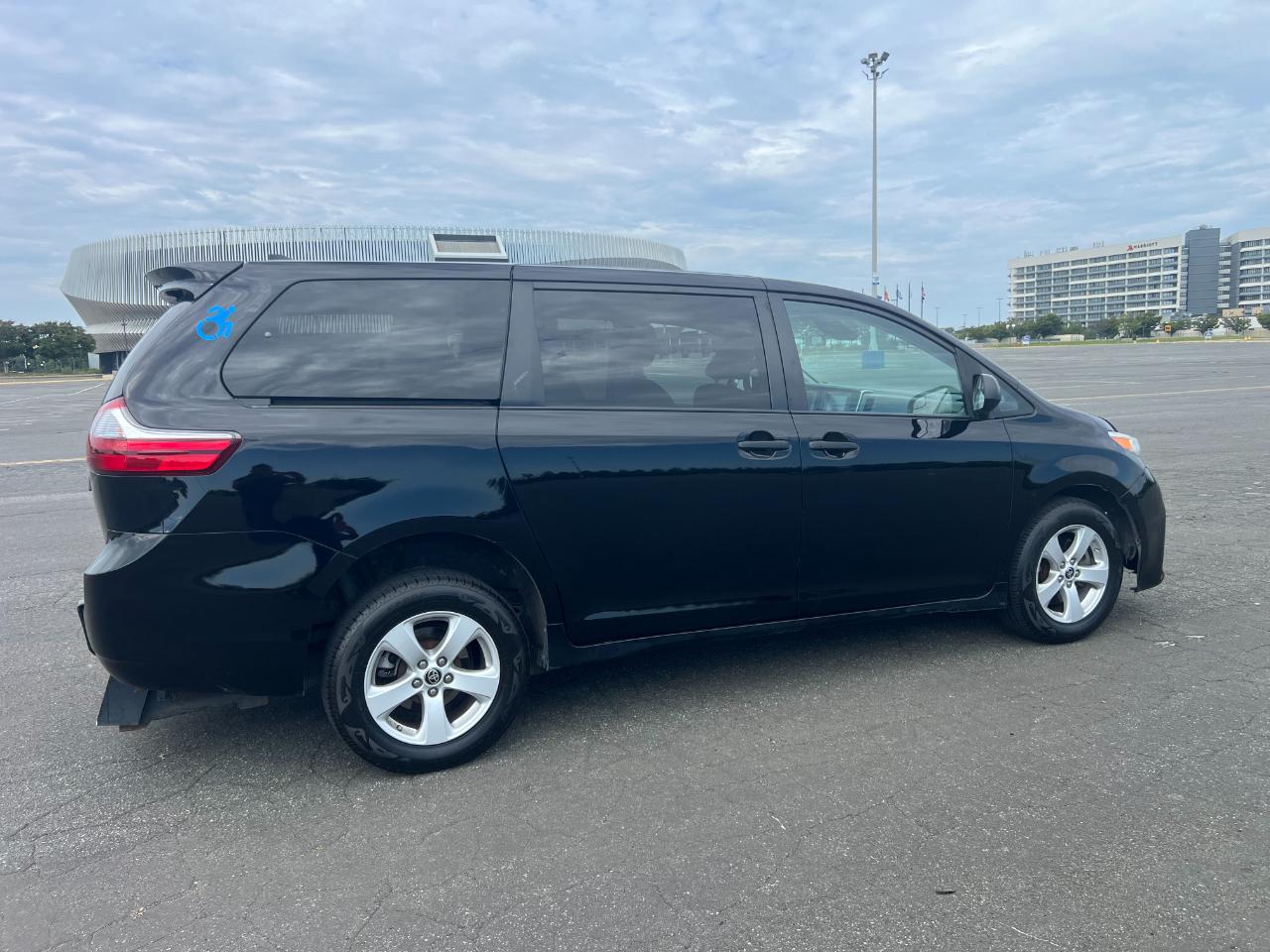 Toyota Sienna LE 7-Passenger Mobility 2020