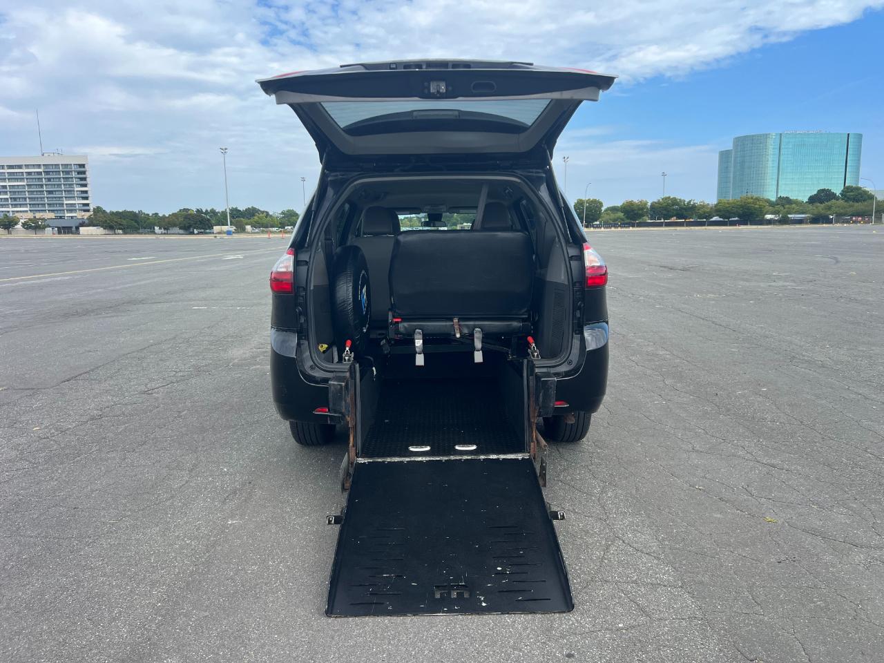Toyota Sienna LE 7-Passenger Mobility 2020