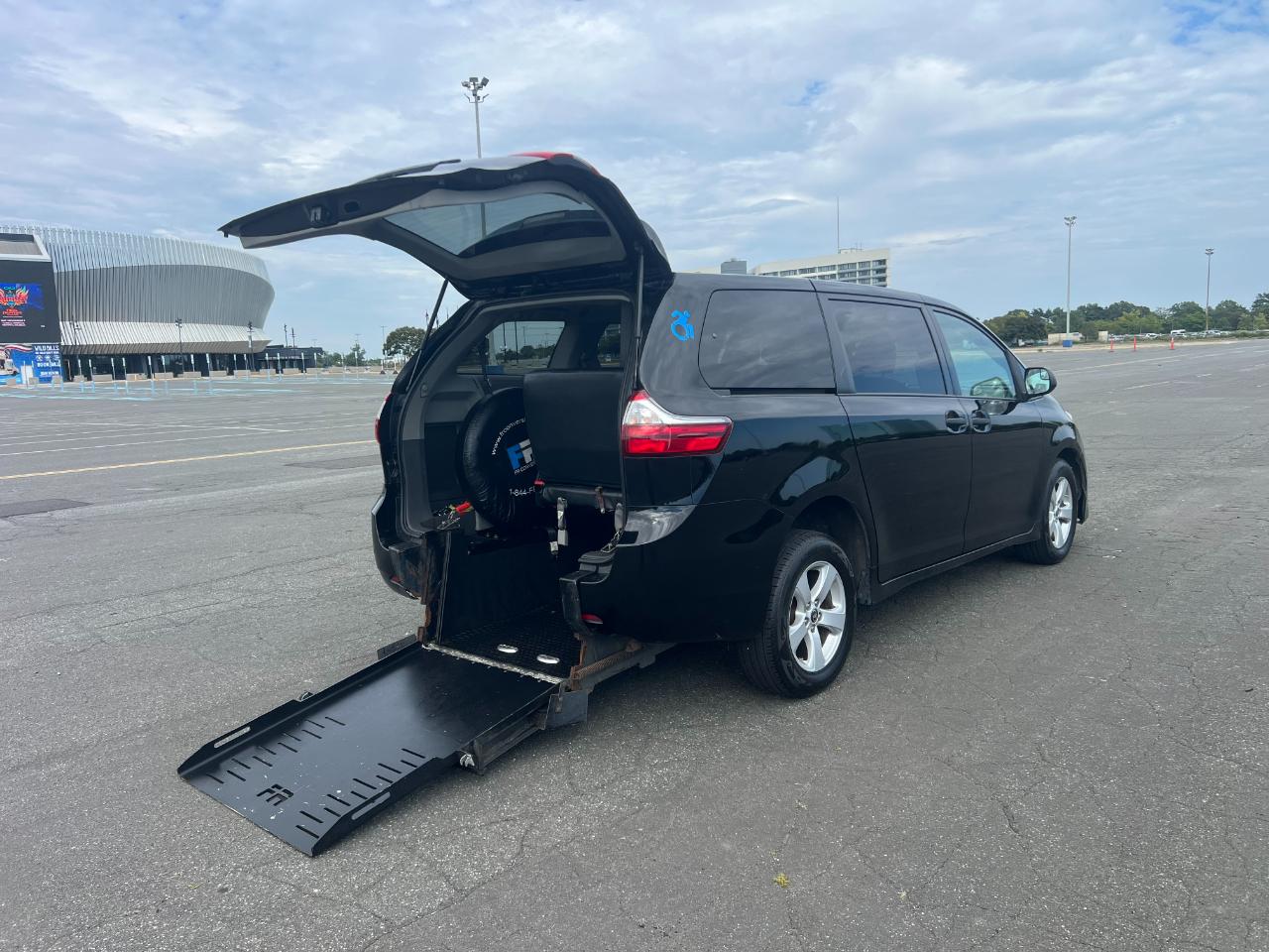 Toyota Sienna LE 7-Passenger Mobility 2020