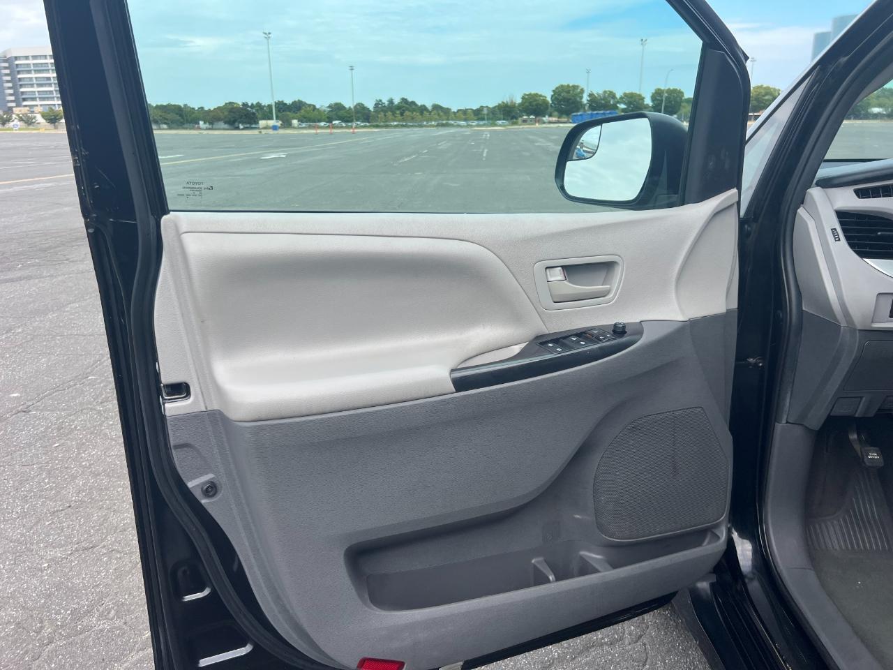 Toyota Sienna LE 7-Passenger Mobility 2020