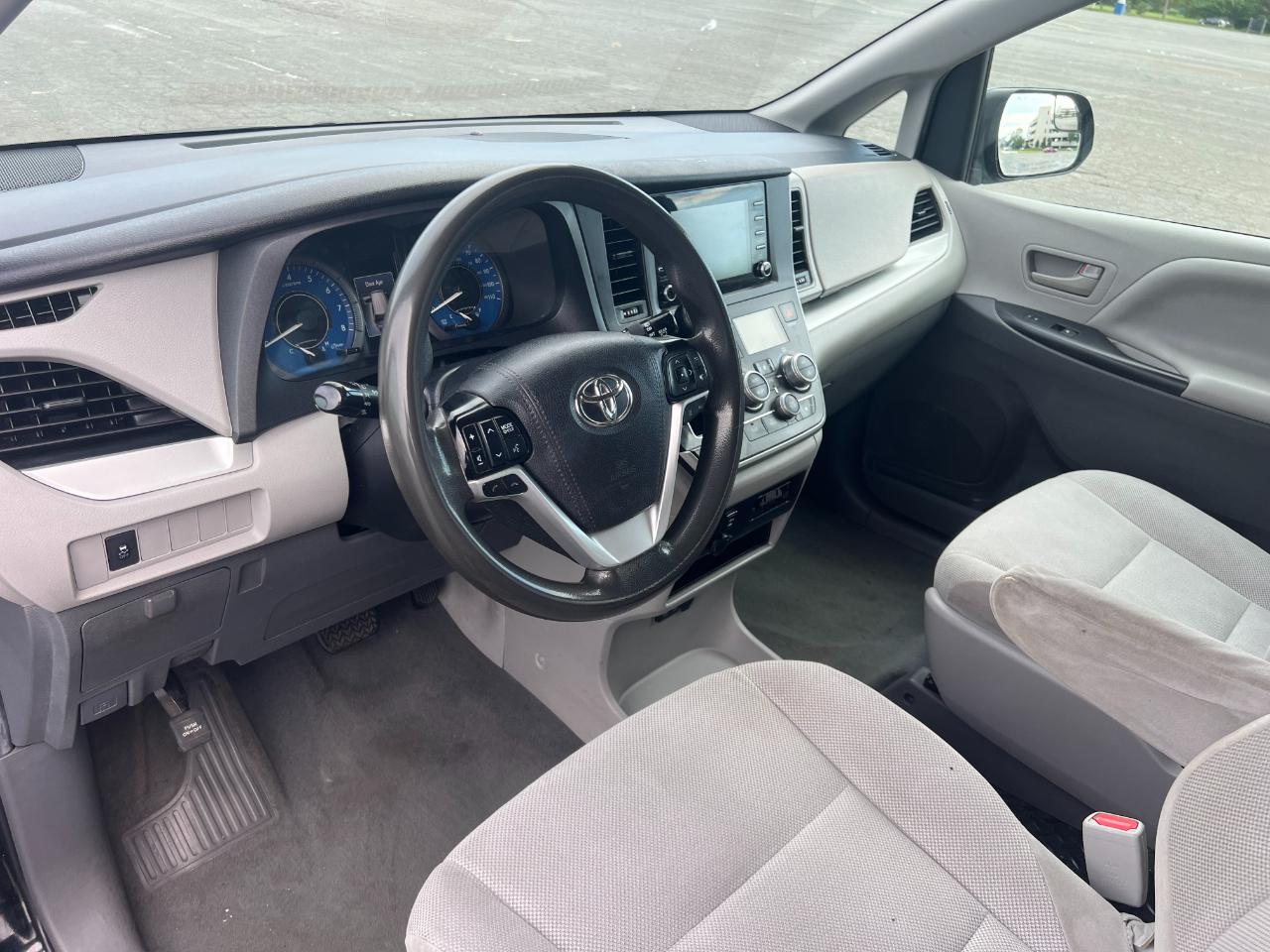 Toyota Sienna LE 7-Passenger Mobility 2020