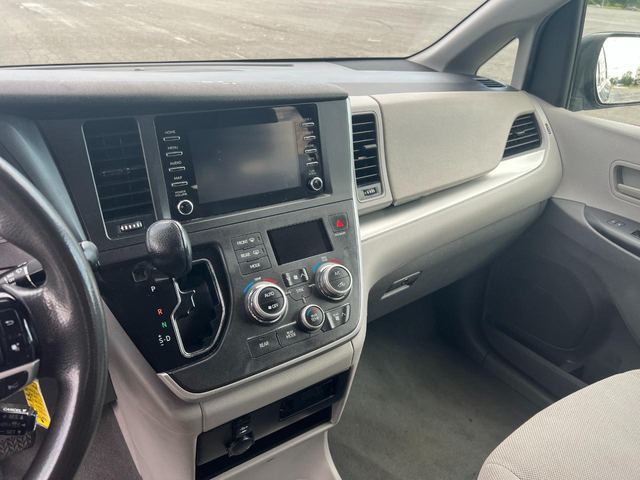 Toyota Sienna LE 7-Passenger Mobility 2020