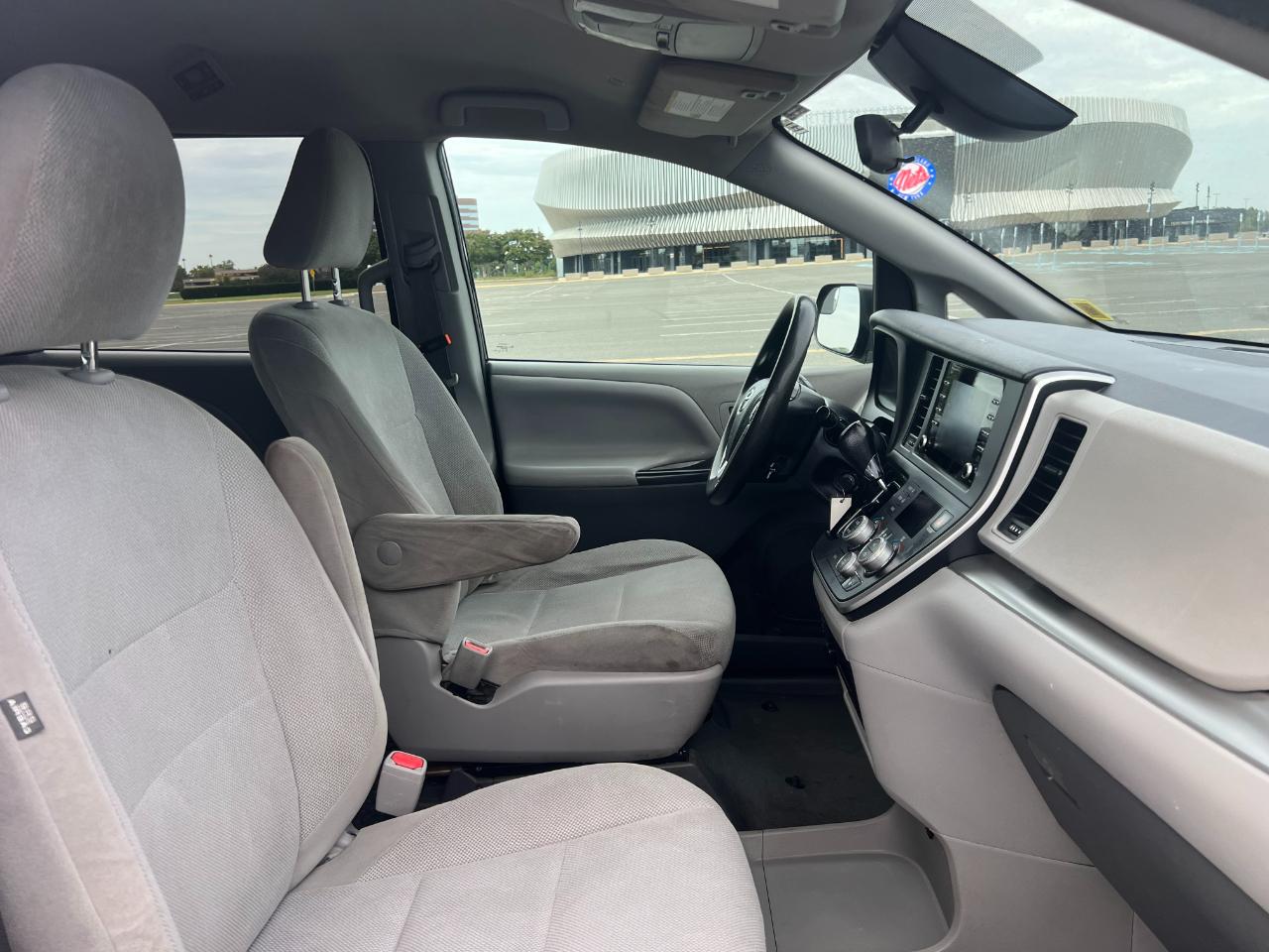 Toyota Sienna LE 7-Passenger Mobility 2020