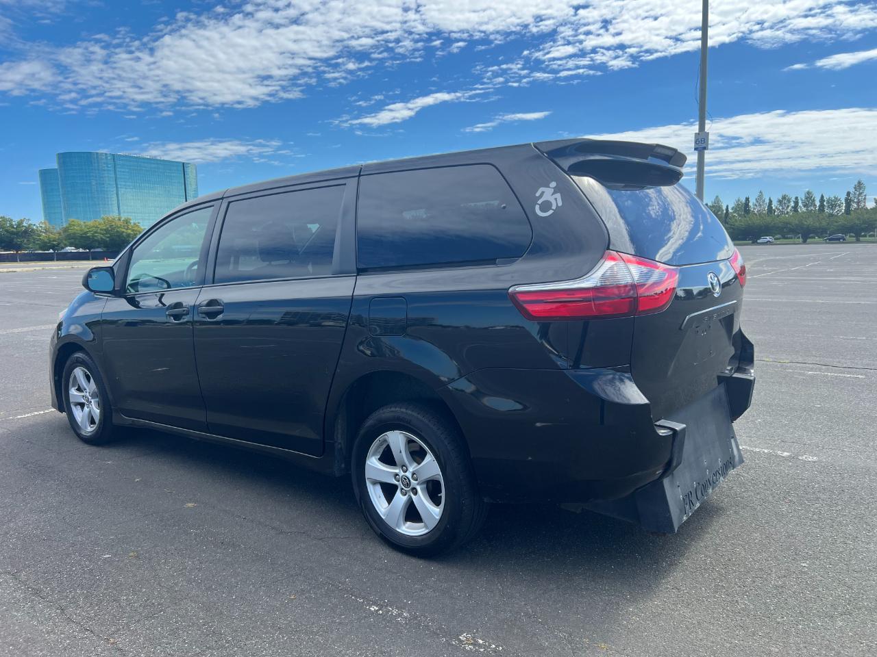 Toyota Sienna LE 7-Passenger Mobility 2020