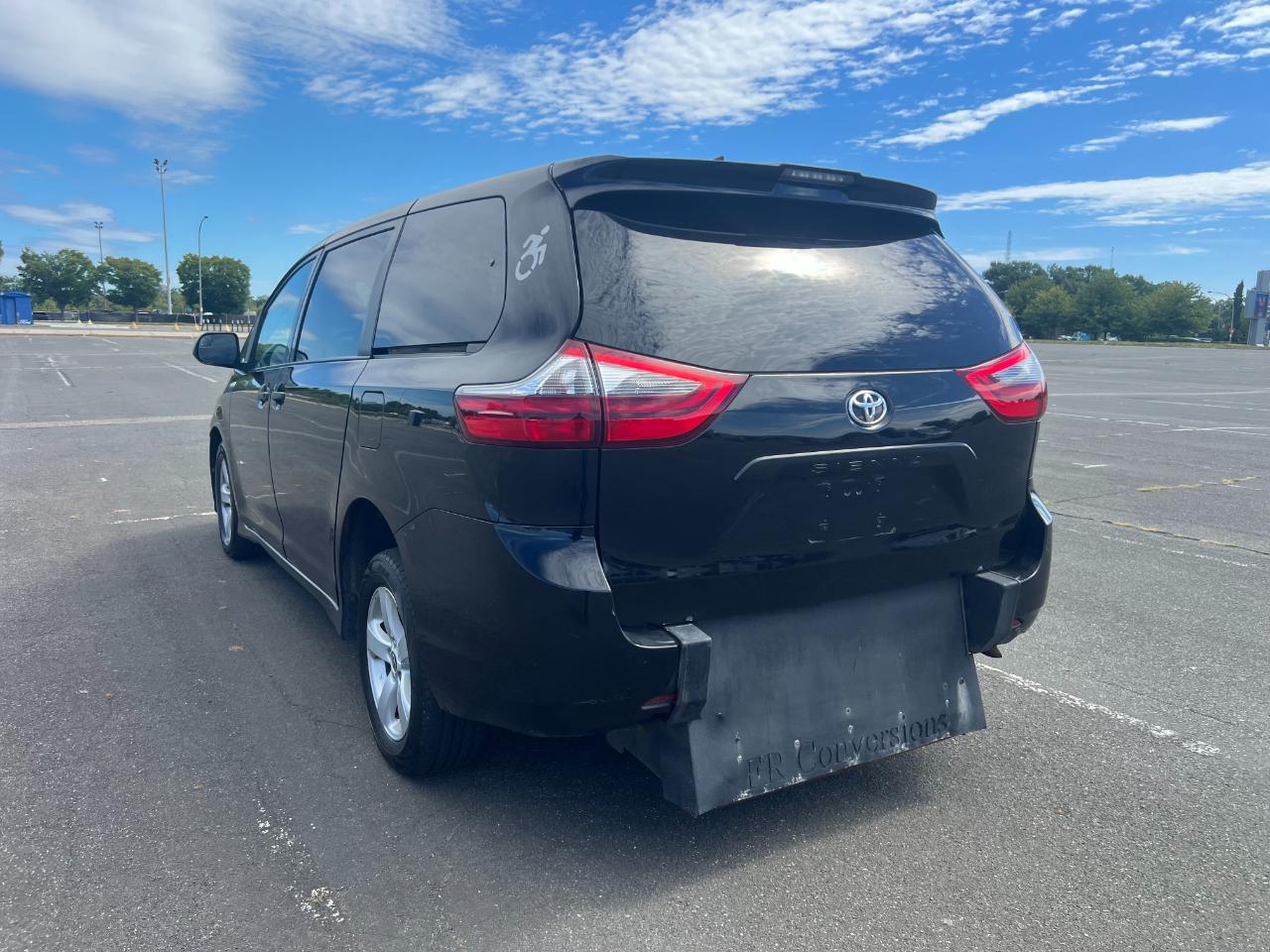 Toyota Sienna LE 7-Passenger Mobility 2020