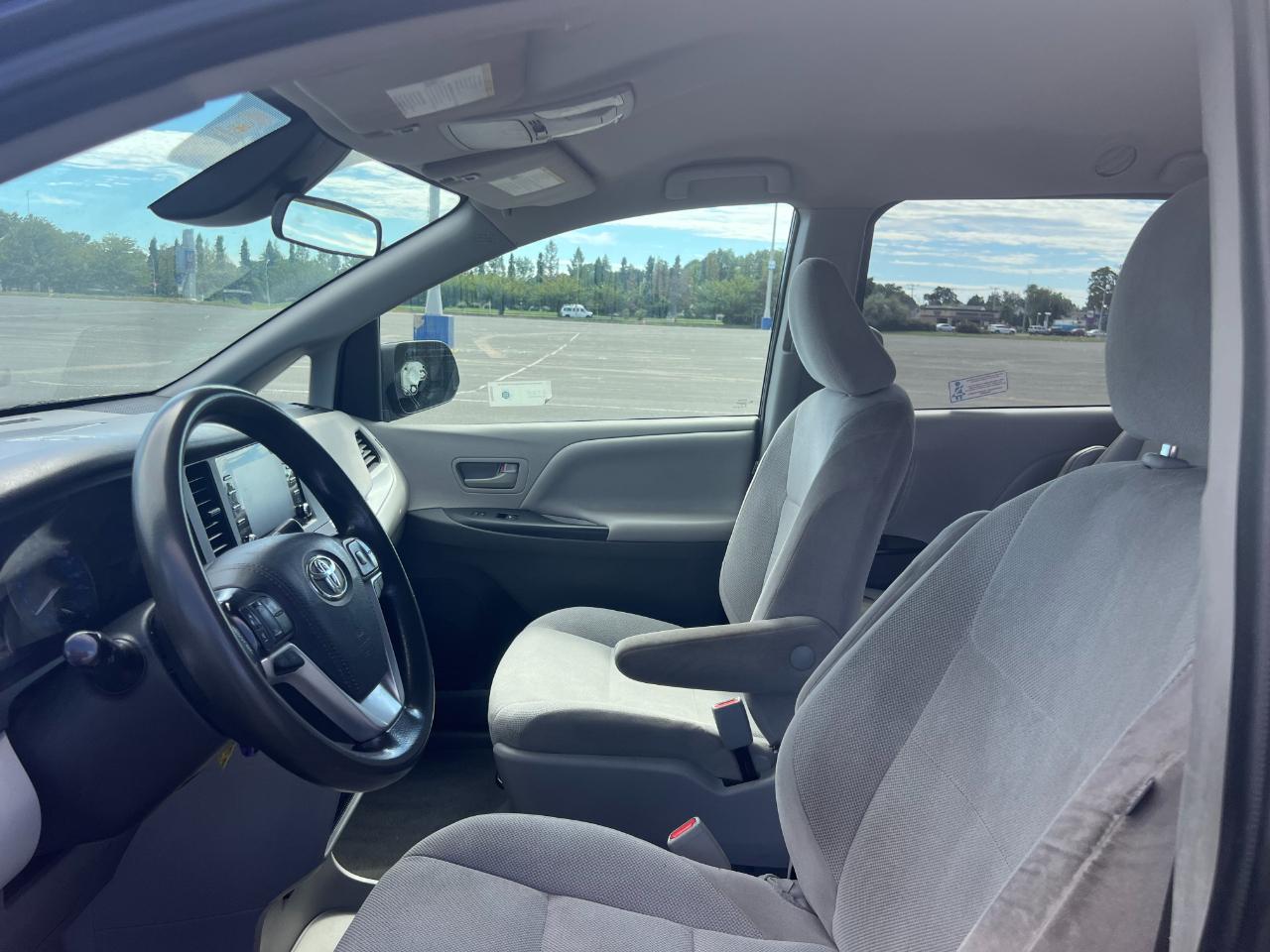 Toyota Sienna LE 7-Passenger Mobility 2020