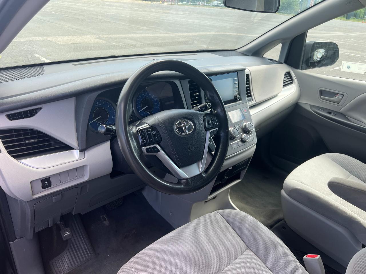 Toyota Sienna LE 7-Passenger Mobility 2020