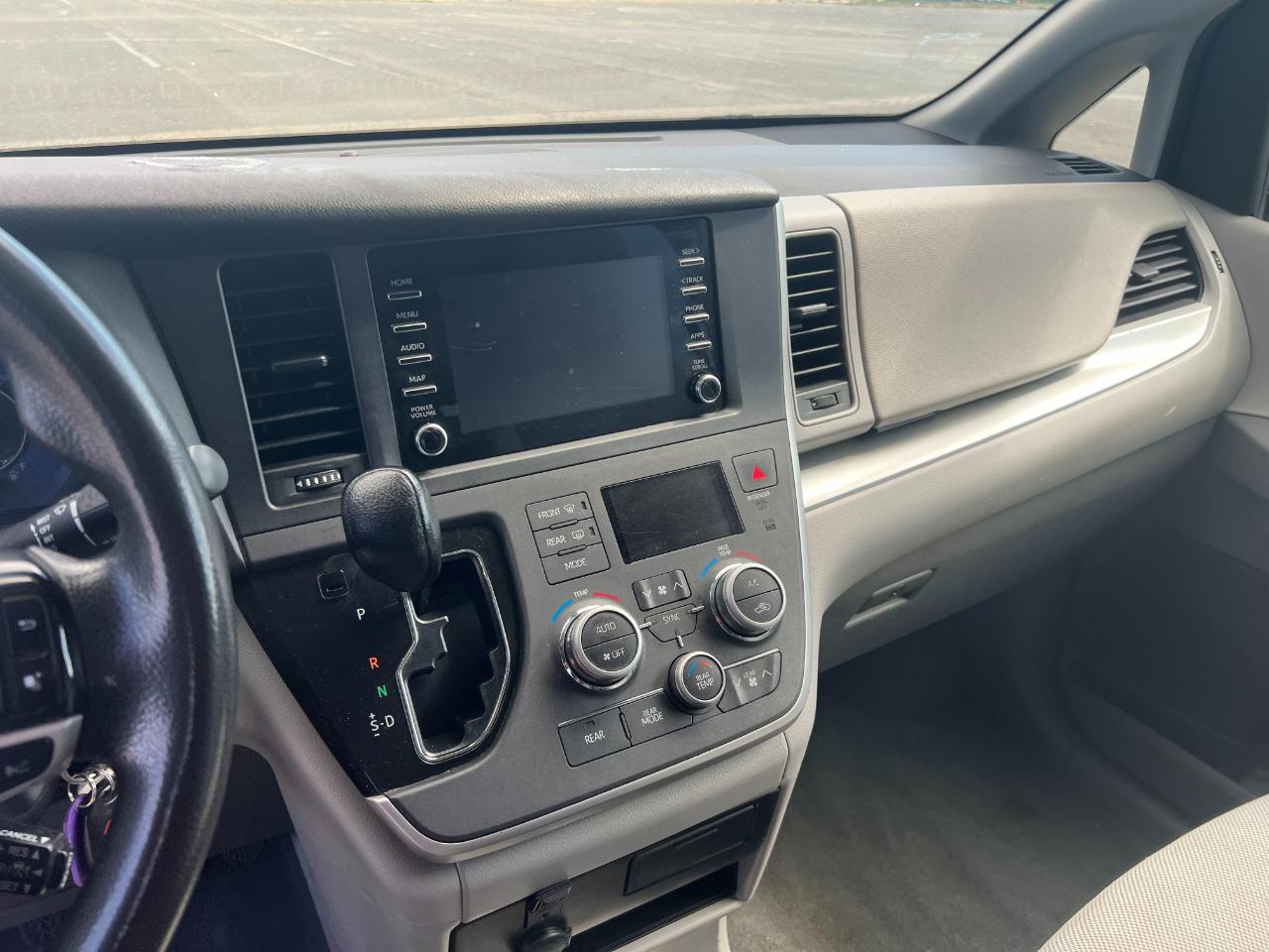 Toyota Sienna LE 7-Passenger Mobility 2020