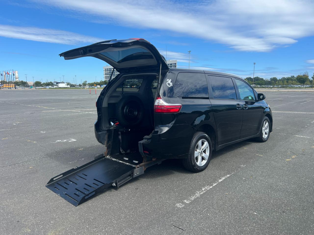 Toyota Sienna LE 7-Passenger Mobility 2020