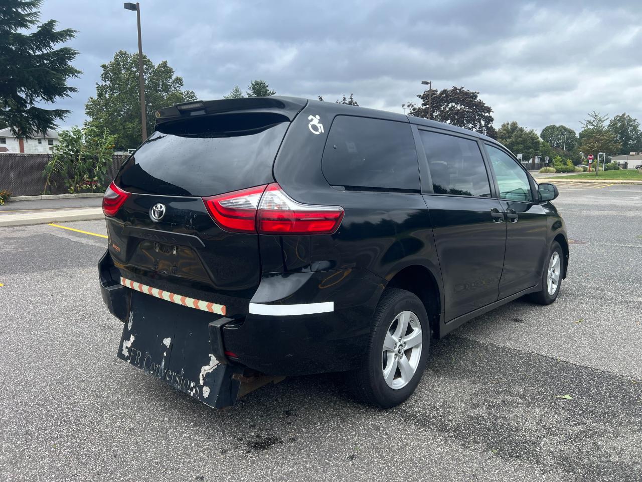 Toyota Sienna LE 7-Passenger Mobility 2020