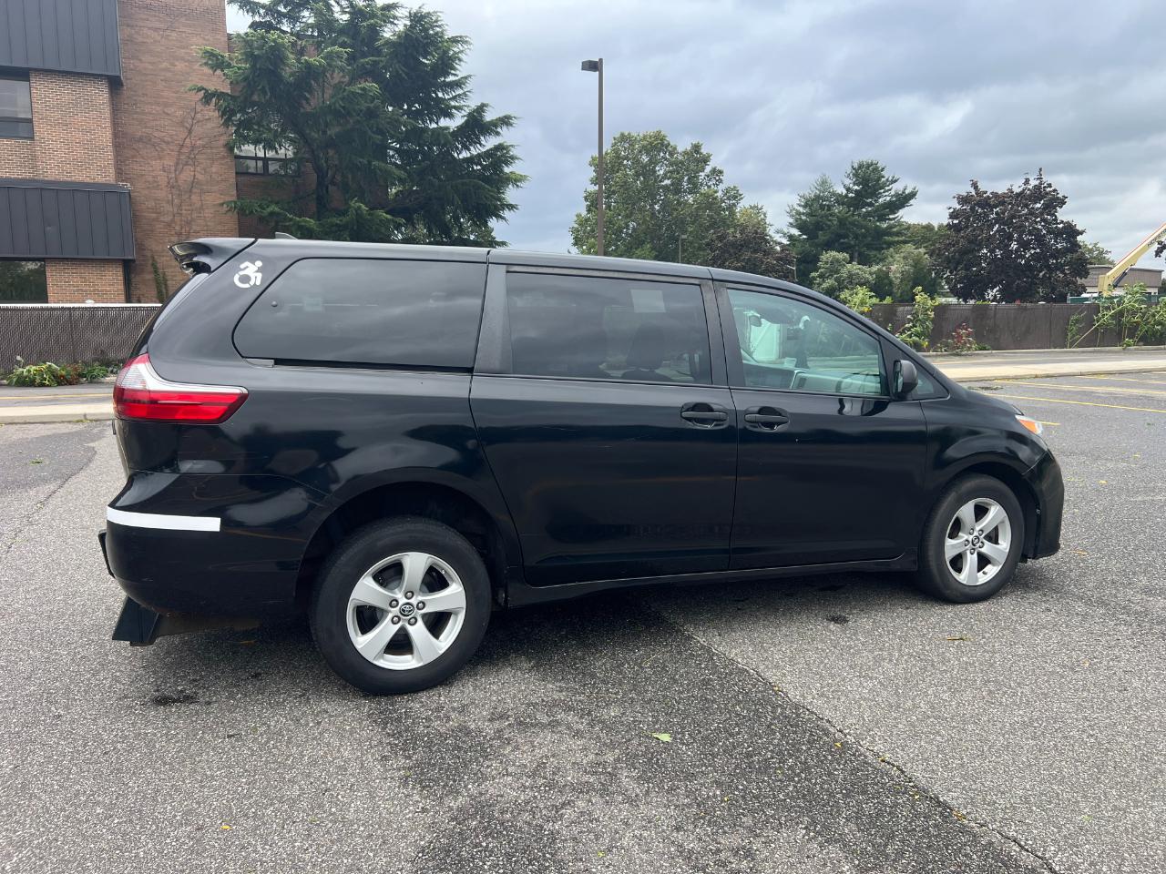 Toyota Sienna LE 7-Passenger Mobility 2020