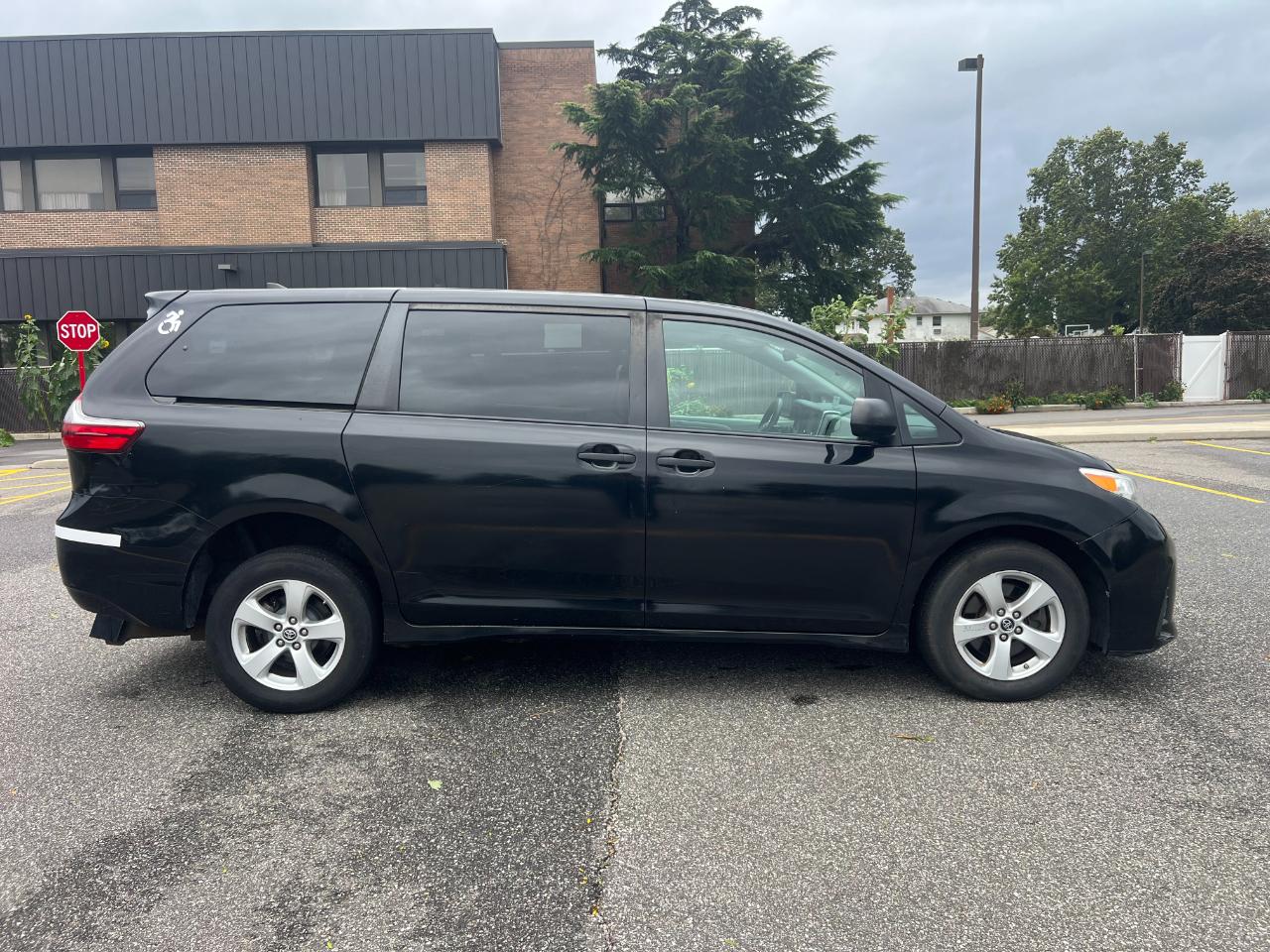 Toyota Sienna LE 7-Passenger Mobility 2020