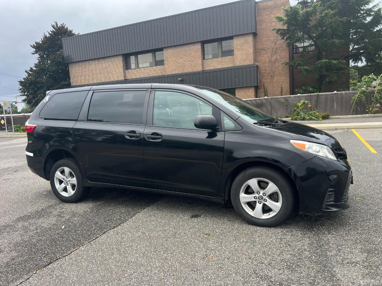 Toyota Sienna LE 7-Passenger Mobility 2020