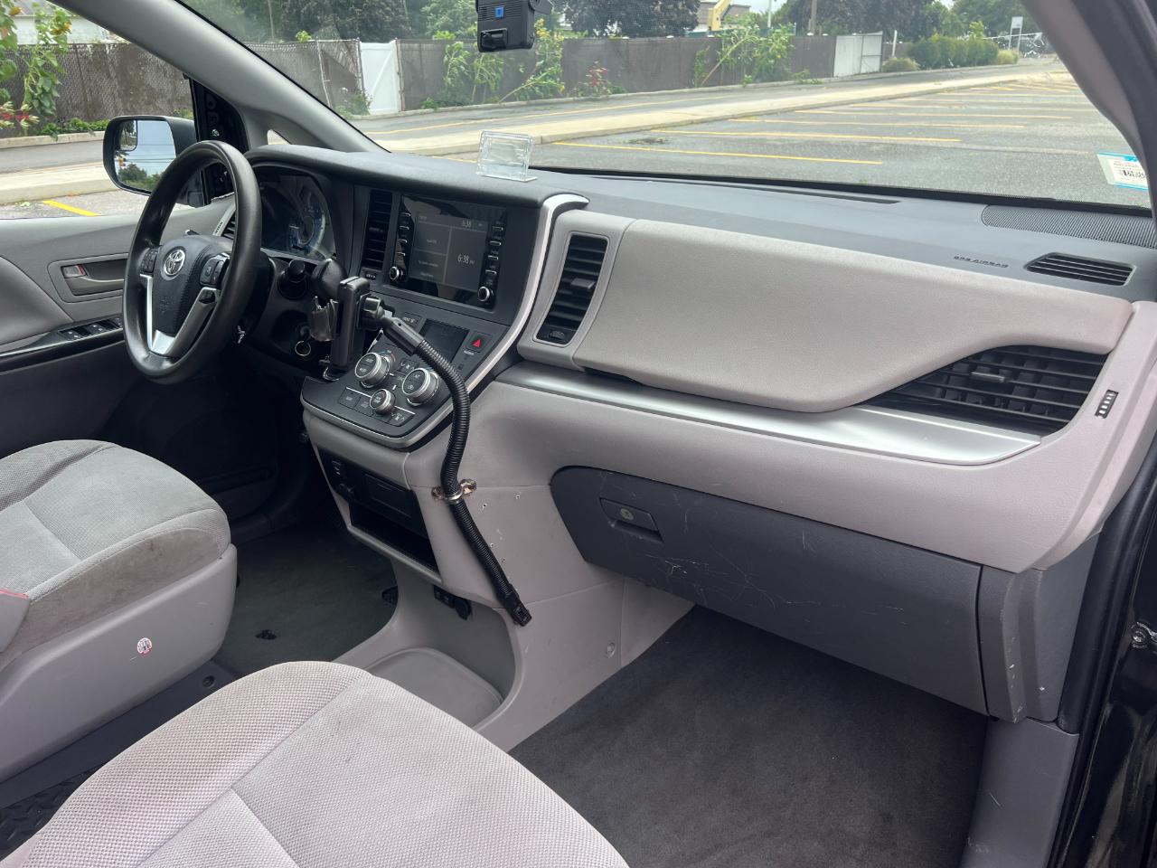 Toyota Sienna LE 7-Passenger Mobility 2020