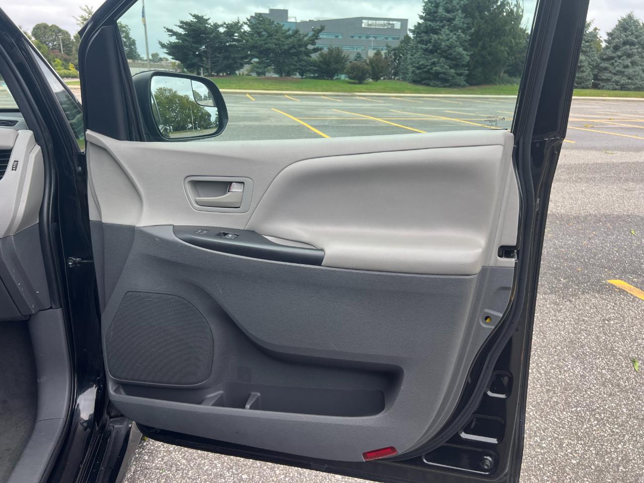 Toyota Sienna LE 7-Passenger Mobility 2020