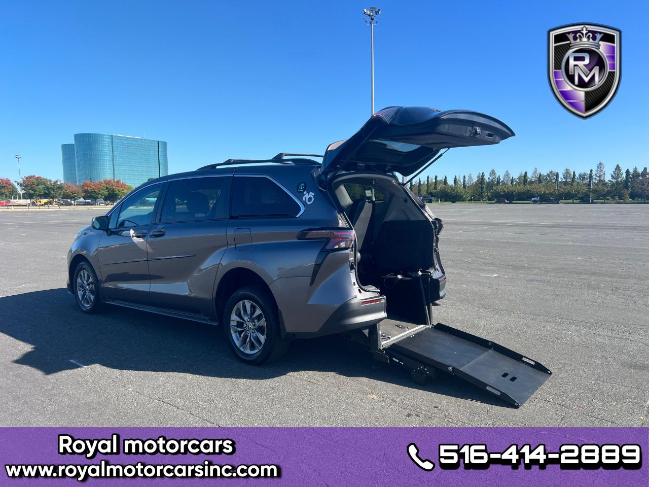 Toyota Sienna LE 8-Passenger 2024