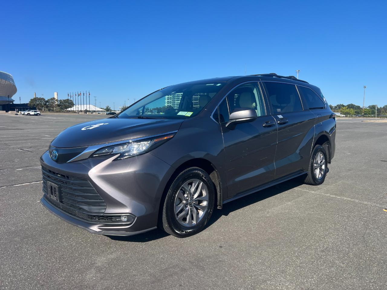 Toyota Sienna LE 8-Passenger 2024