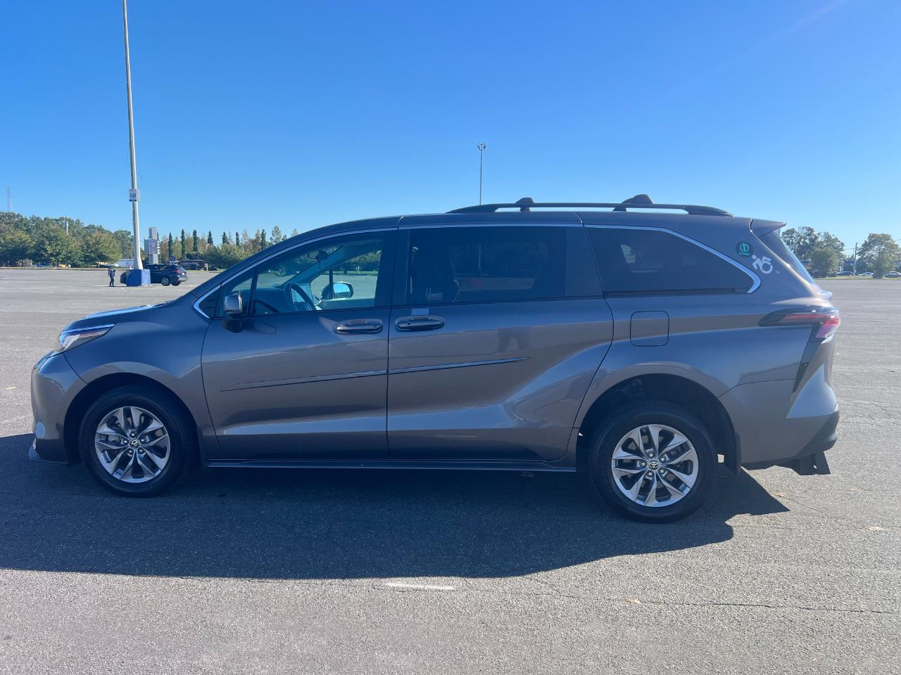 Toyota Sienna LE 8-Passenger 2024